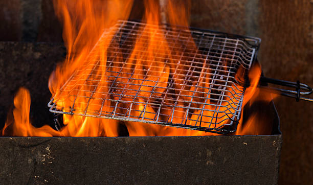 Preparation for a barbecue – Annealing grille grilling on an open fire